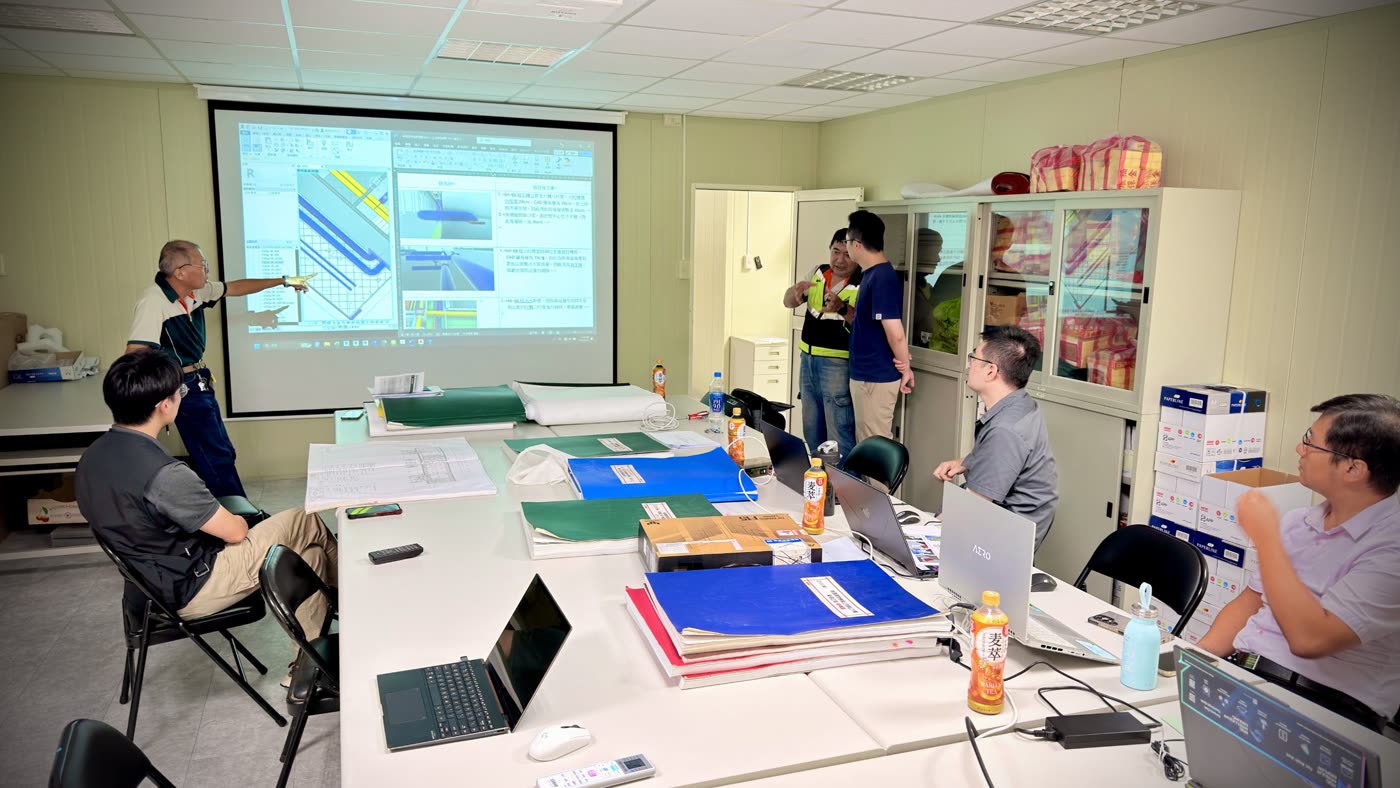 工地現場以 BIM 模型進行施工檢討
